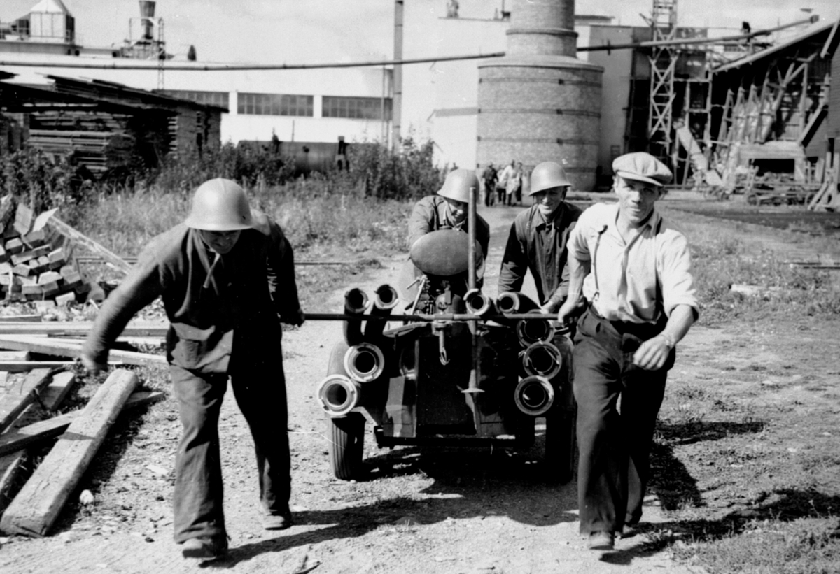 Anno Domkirkeodden, Brannøvelse, Berger Landmoen A/S, Brumunddal. Brannverngruppe, fra venstre er Einar Bekkevold, Jarle Hagen, Arne Børkesveen, Martin Strand.
