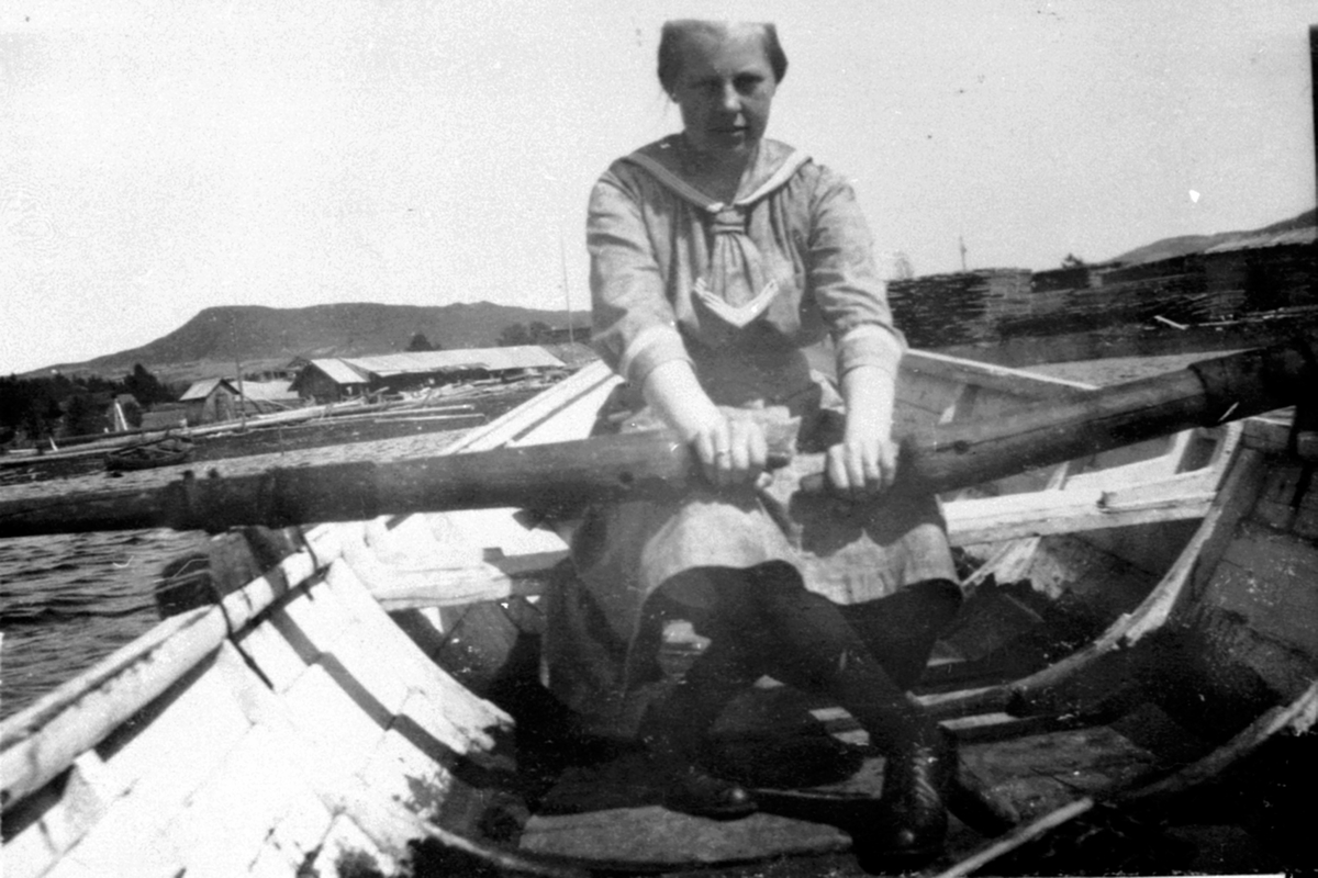 Anno Domkirkeodden, Marie (Maja) Mühlbradt i robåt på Mjøsa utenfor Nerkvern gård, Brumunddal.