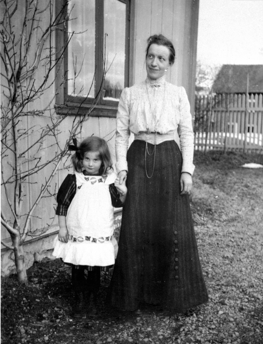 Anno Domkirkeodden, Lily Bjerke f.1905 og gift Dobloug med tanten Lisbeth Bjerke f.1877, Nerkvern gård, Brumunddal.