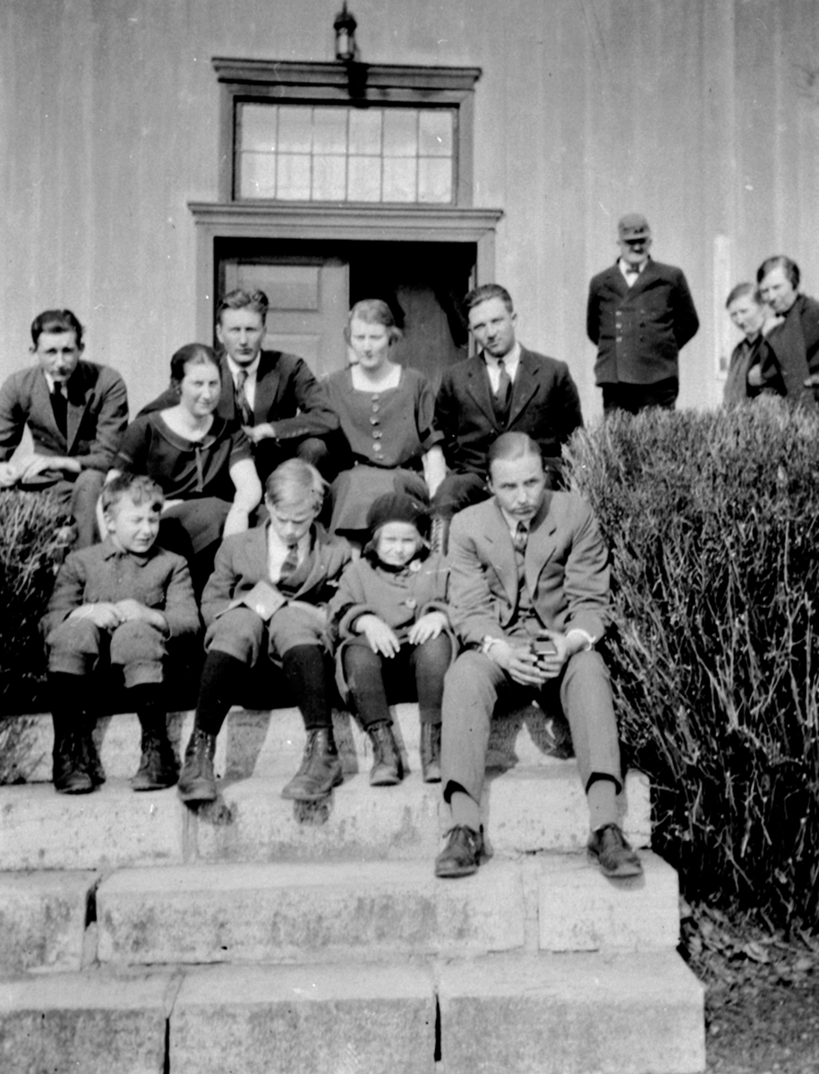 Anno Domkirkeodden, Familie på trappa på Nerkvern gård, Brumunddal. Foran fra venstre er Ole Fredrik Hvinden Haug, Jacob Hvinden Haug, Elsa Hvinden Haug, Lars Hvinden Haug. 2 rekke fra venstre er Leif Bjerke, Lily Bjerke, Thore Bjerke, Ingeborg Bjerke, Otto Bjerke, Thore Bjerke sen., Martha, tante Marie Hvinden Haug.