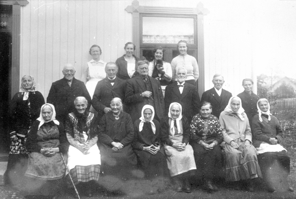 Anno Domkirkeodden, Betjening og pensjonærer ved åpningen av Veldre gamlehjem i 1915, pastor Reinert Svendsen, bestyrerinne Lina Schjerpen.