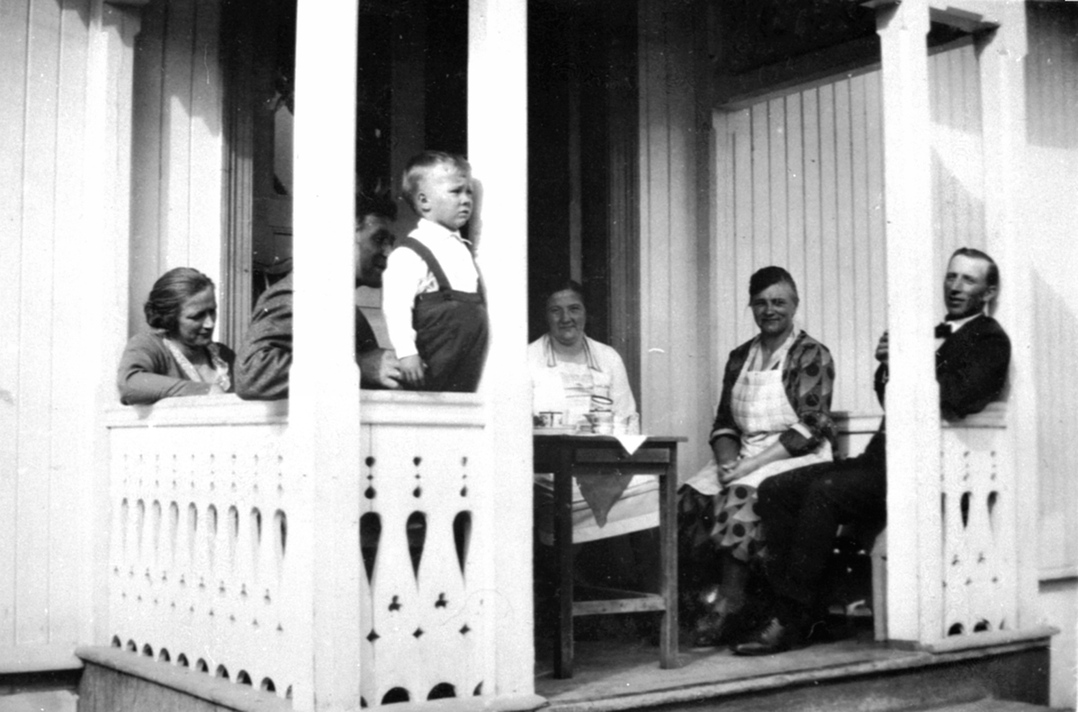 Anno Domkirkeodden, Brumunddal Brenneri, veranda, sveitserstil, gruppe 6, voksne og barn, gutten er Ola Jemtland, Nr. 3 f.h. Eline Sylvia Iversdatter, gift med Einar Jemtland nr. 1 f.h.