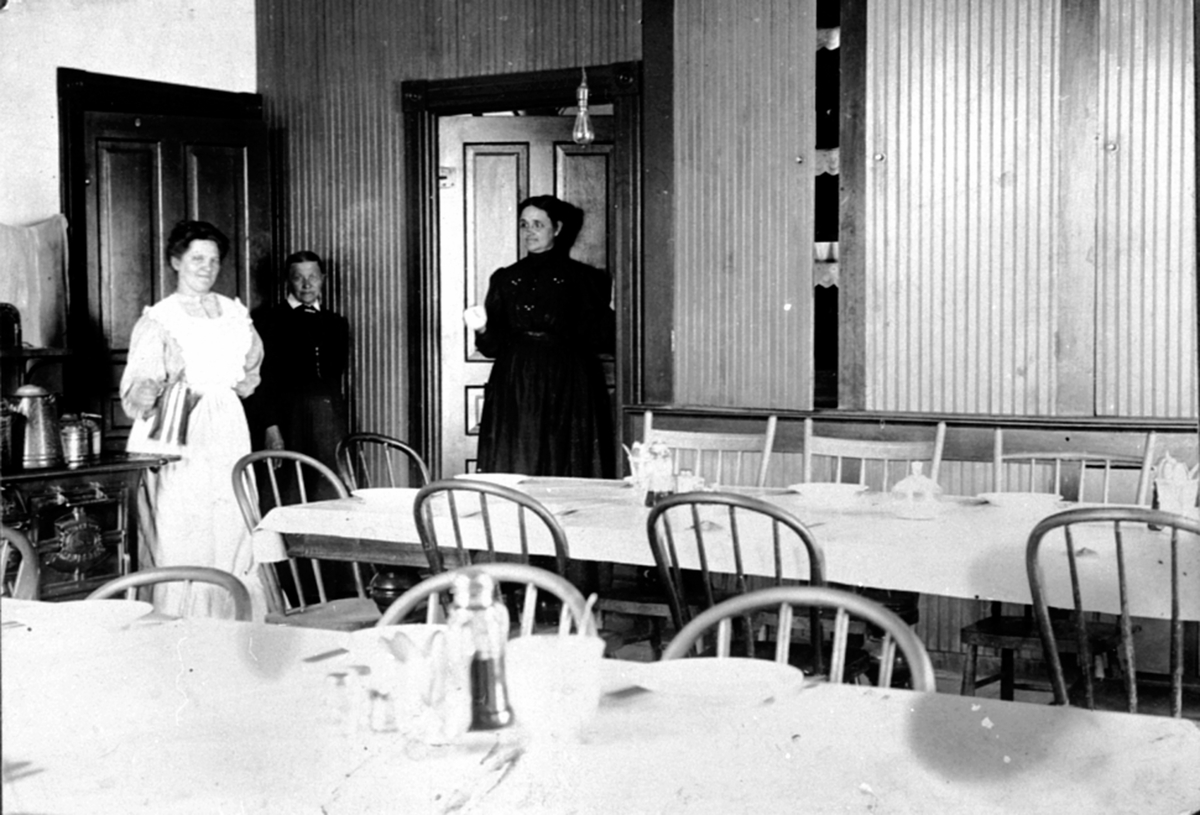 Anno Domkirkeodden, Interiør, spisesal, 3 damer, vedkomfyr, dekket langbord, Veldre gamlehjem?, Ringsaker.