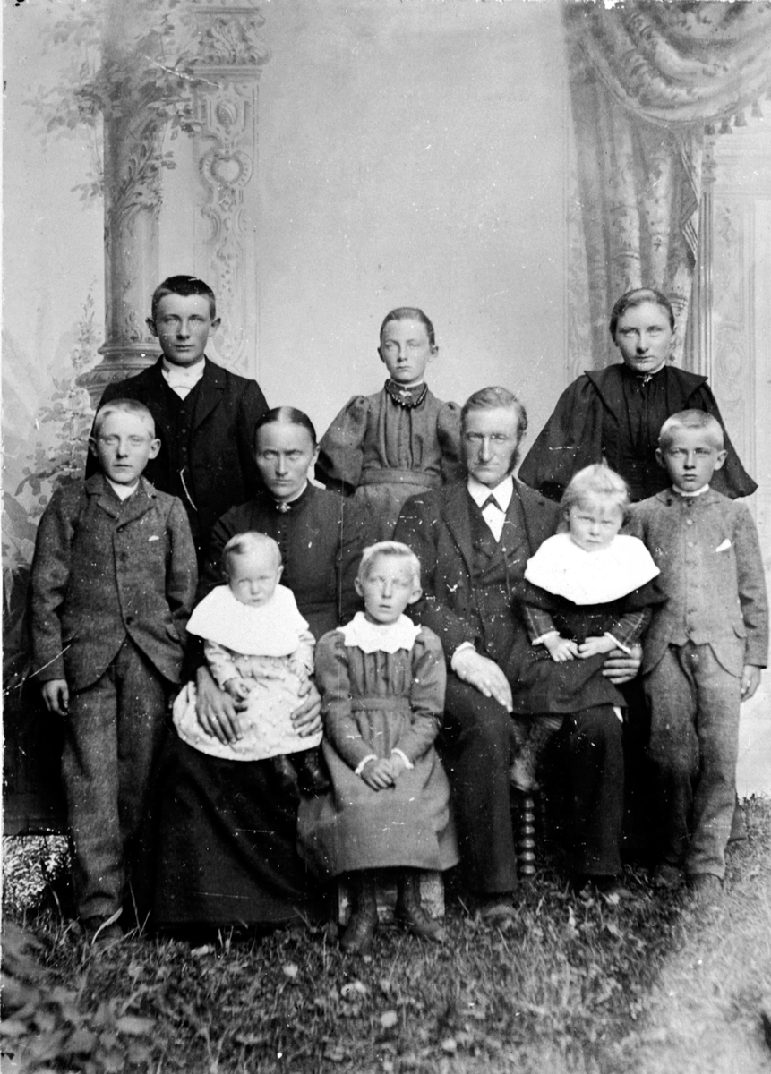 Anno Domkirkeodden, Gruppe, familie, Eli og Mikkel Helseth med 8 barn, Veldre, Ringsaker.