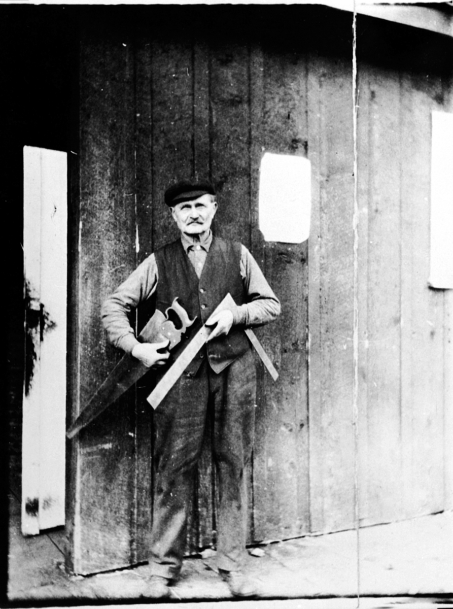 Anno Domkirkeodden, Snekker Ole Hemma med sag og vinkel, gardbruker på Ånnerud øvre, Veldre, Ringsaker, 1900-1935. Snekker før og etter.