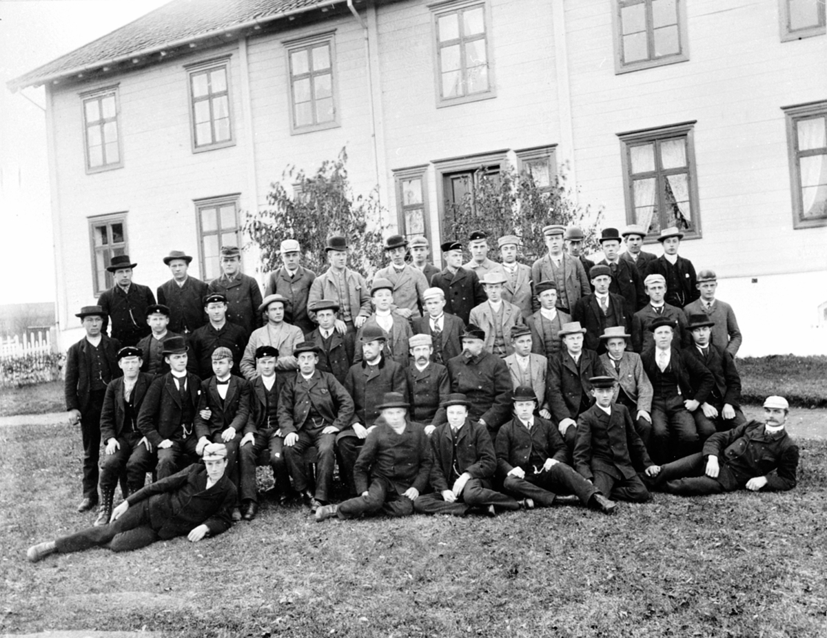 Anno Domkirkeodden, Gruppe på 46 menn, utenfor hovedbygningen på Granerud gård, Brumunddal. Ukjent anledning.