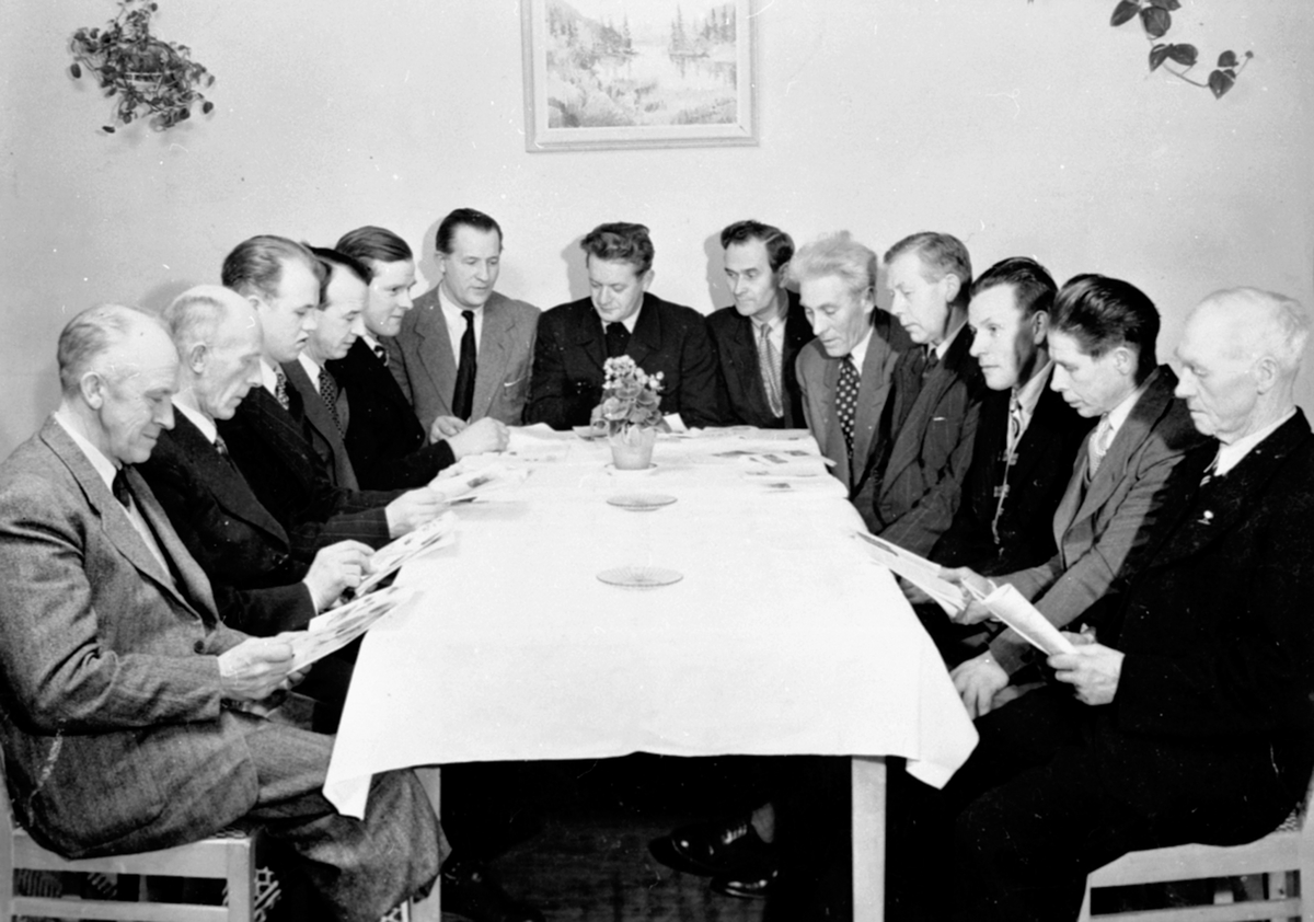 Anno Domkirkeodden, Gruppe menn rundt bord. Hagebrukslagets studiering, Brumunddal.