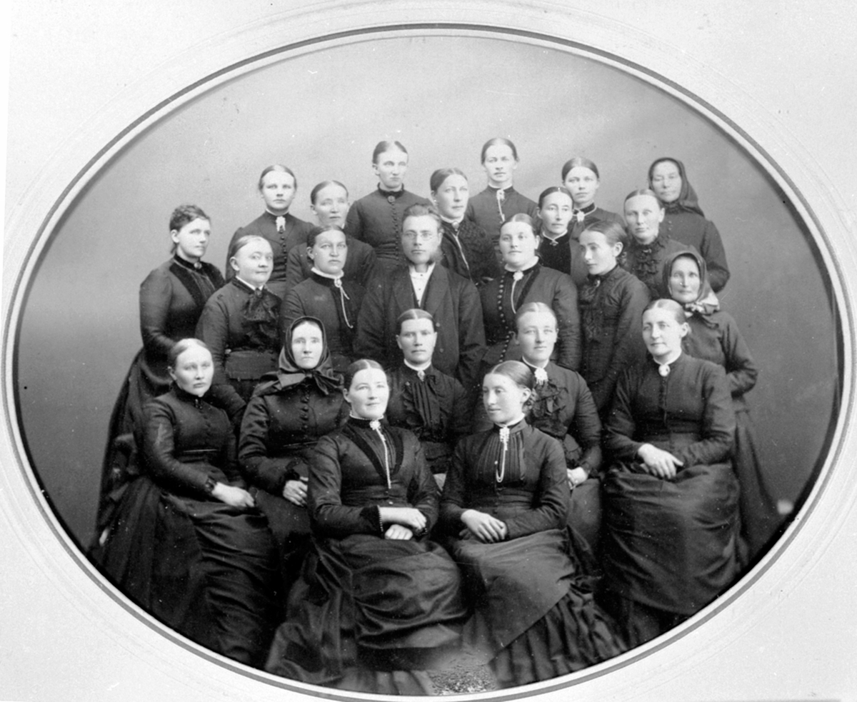Anno Domkirkeodden, Veldre Santalmisjon, pastor Reinert Svendsen i midten, Veldre diakonisseforening Fjerde rad nr. 4 f.v: Hanna Boyine Svendsen f. Blom (1846-1894), Hilda Flisaker f. Samsahl (1856-1900). Tredje rad nr.1 f.v: Maria Glestad f. Skappel (1834-1917), Lovise Narud f. Flisaker (1851-1914), presten Reinert S…