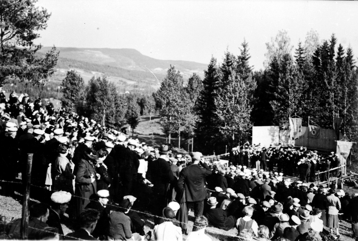 Anno Domkirkeodden, Sang og musikkstevne utendørs, mye folk, korps, Kaasengen, Veldre, Ringsaker.