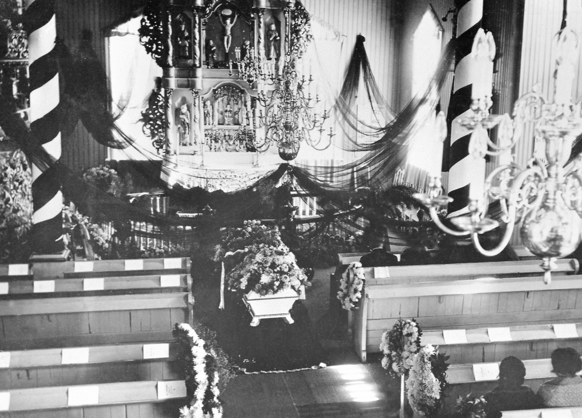 Anno Domkirkeodden, Begravelse. Veldre kirke pyntet med svarte girlandere. Pyntet kiste. Ole Hansen Storlien (1.1.1866-12.9.1935).