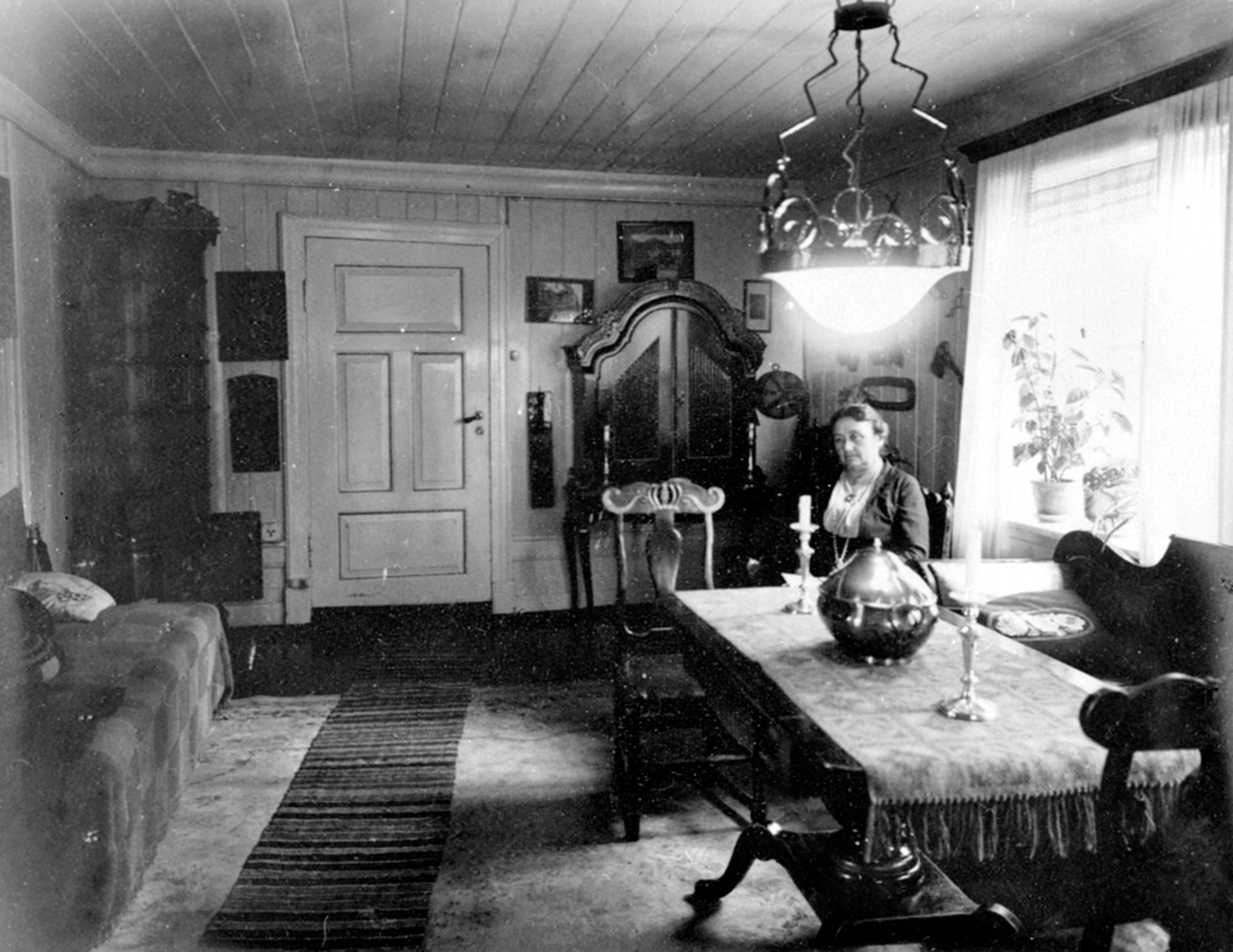 Anno Domkirkeodden, Interiør, fremmerstugua i hovedbygningen på Tokstad gård, Veldre, Ringsaker.