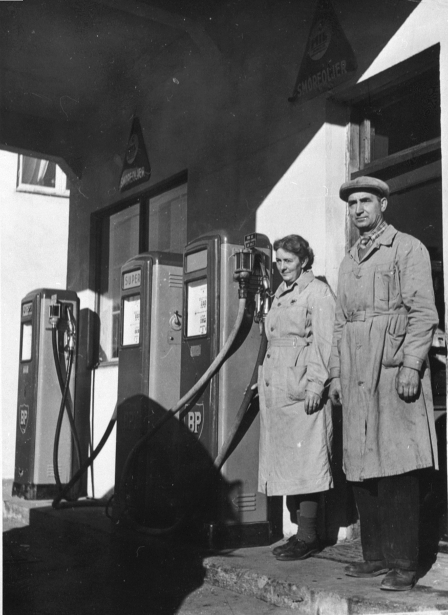 Anno Domkirkeodden, Åse og Martin Sørum, Sørumsgården, bensinstasjon, bensinpumper,Brumunddal sentrum, Åse og Martin Sørum utenfor bensinstasjonen i 1950-åra. BP-bensin.