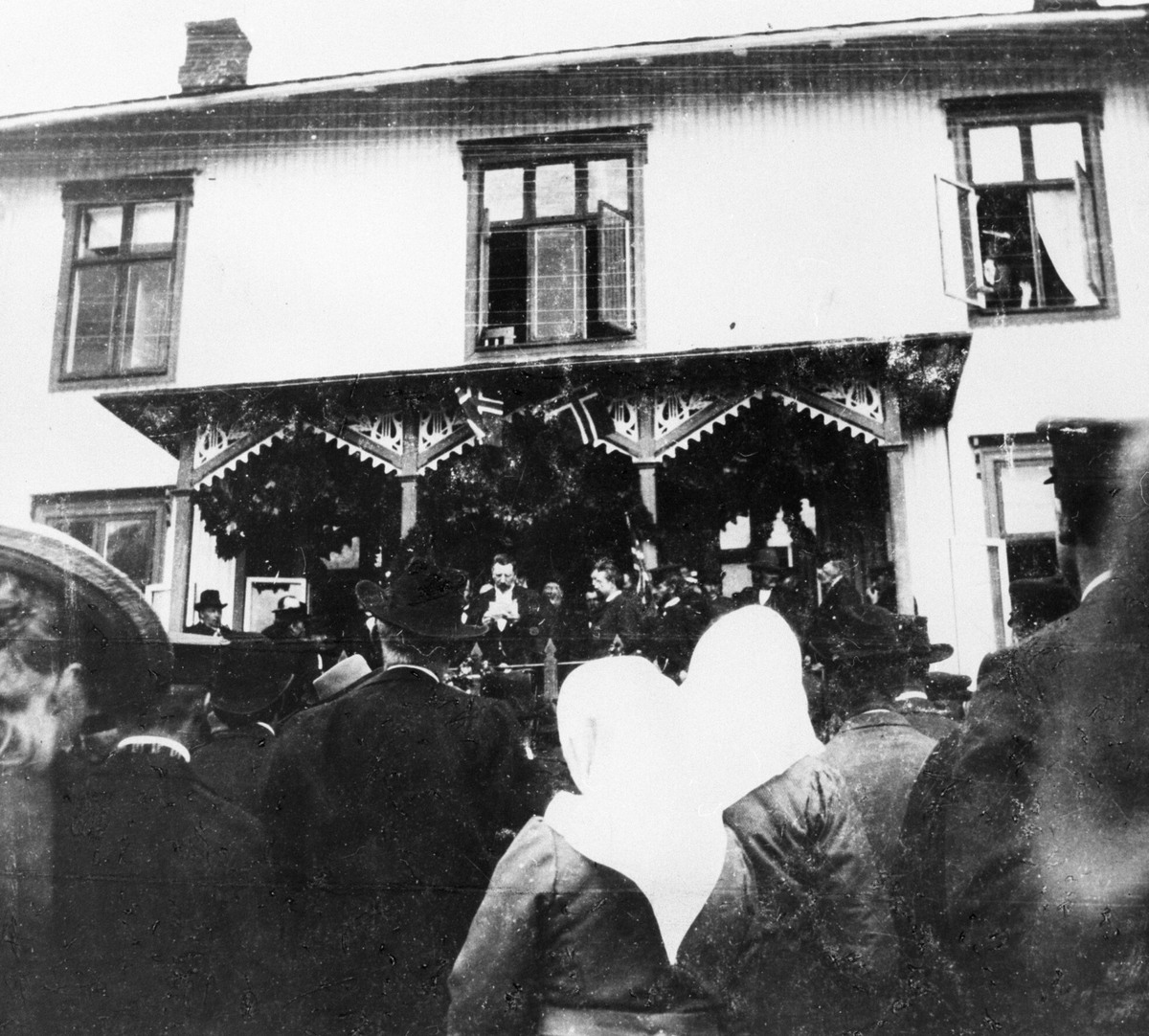 Anno Domkirkeodden, Mye folk samlet i forbindelse med folkeavstemning den 13. august 1905 på gamle Tingvang forsamlingslokale, Ringsaker. Opplesning av resultat.