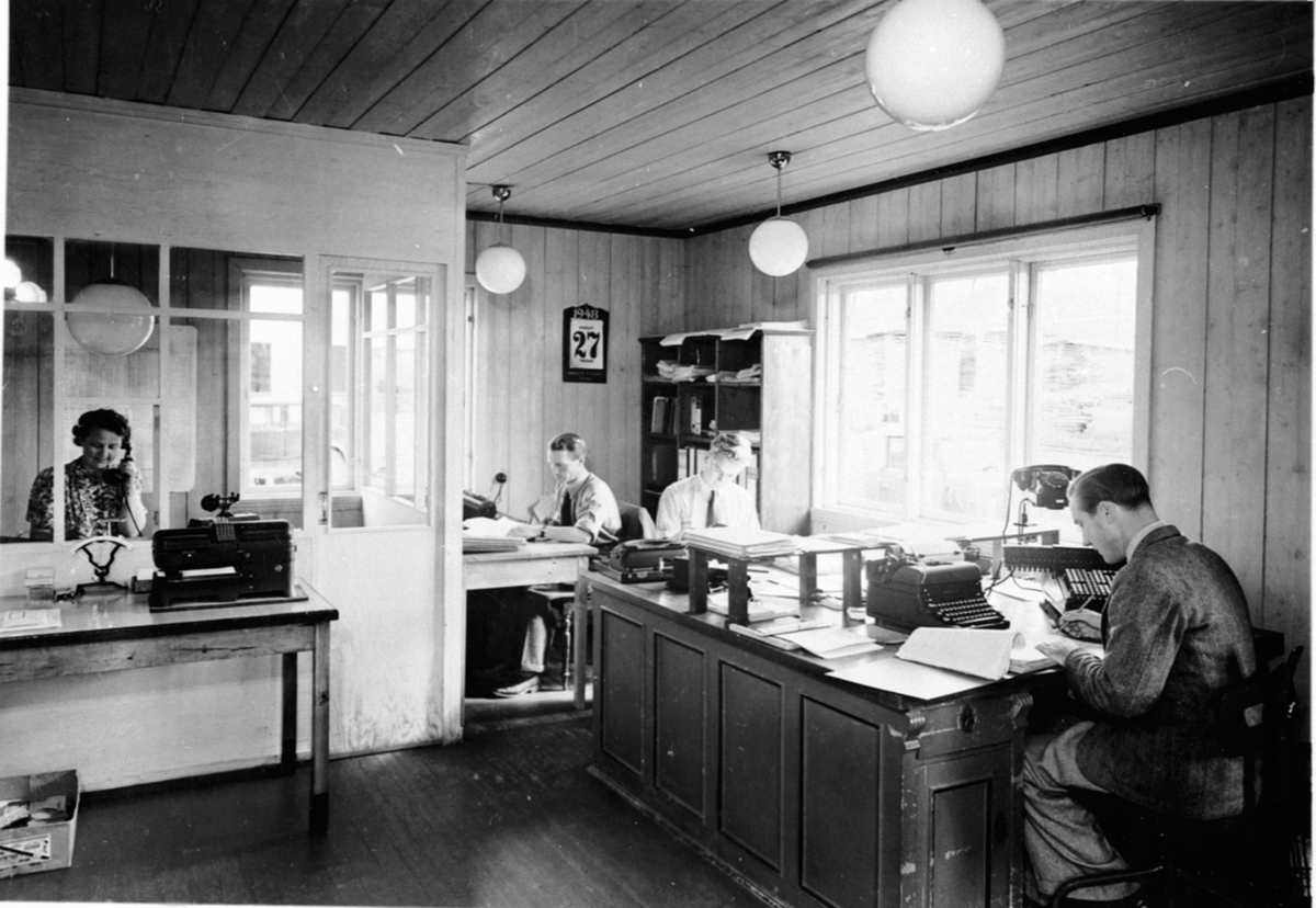 Anno Domkirkeodden, Interiør, lønningskontoret, Berger Langmoen A/S, Brumunddal. Fra venstre er Aslaug Opsal, Otto Halvorsen, Trygve Salvesen.