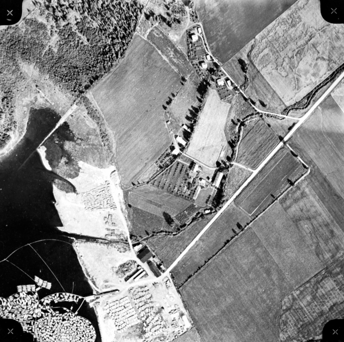 Widerøes Flyveselskap A/S, Flyfoto, fotogrammetri av Brumunddal, sør ved Strandsaga, Granerud gård.