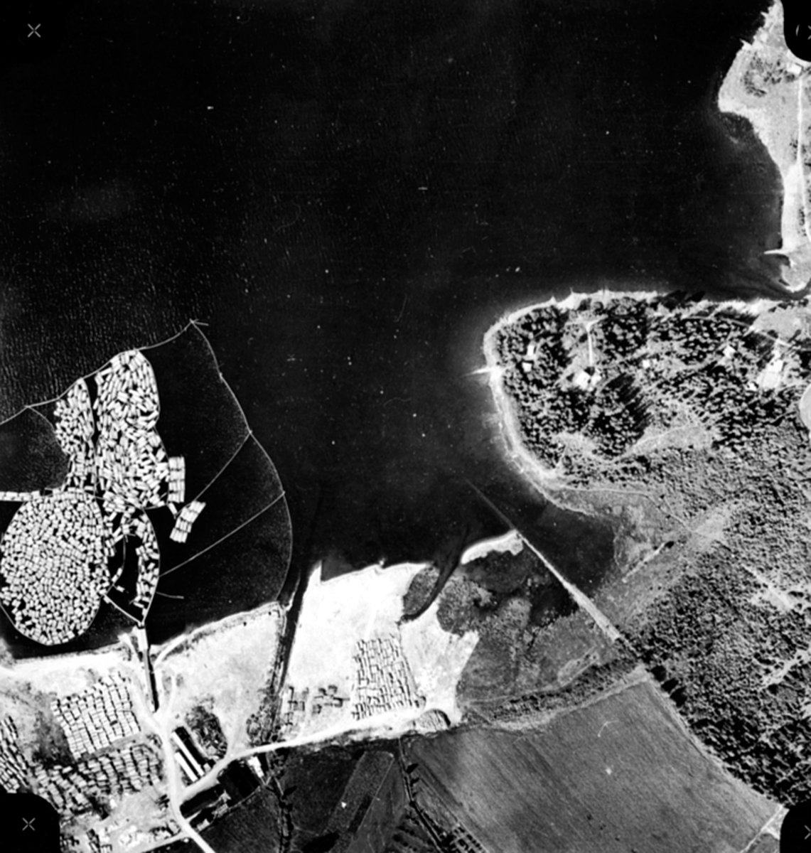 Widerøes Flyveselskap A/S, Flyfoto, fotogrammetri av Brumunddal. området ved Strandsaga, Pellerviken, sorteringsanlegg for tømmer ved Berger Langmoen A/S, tømmerlenser.