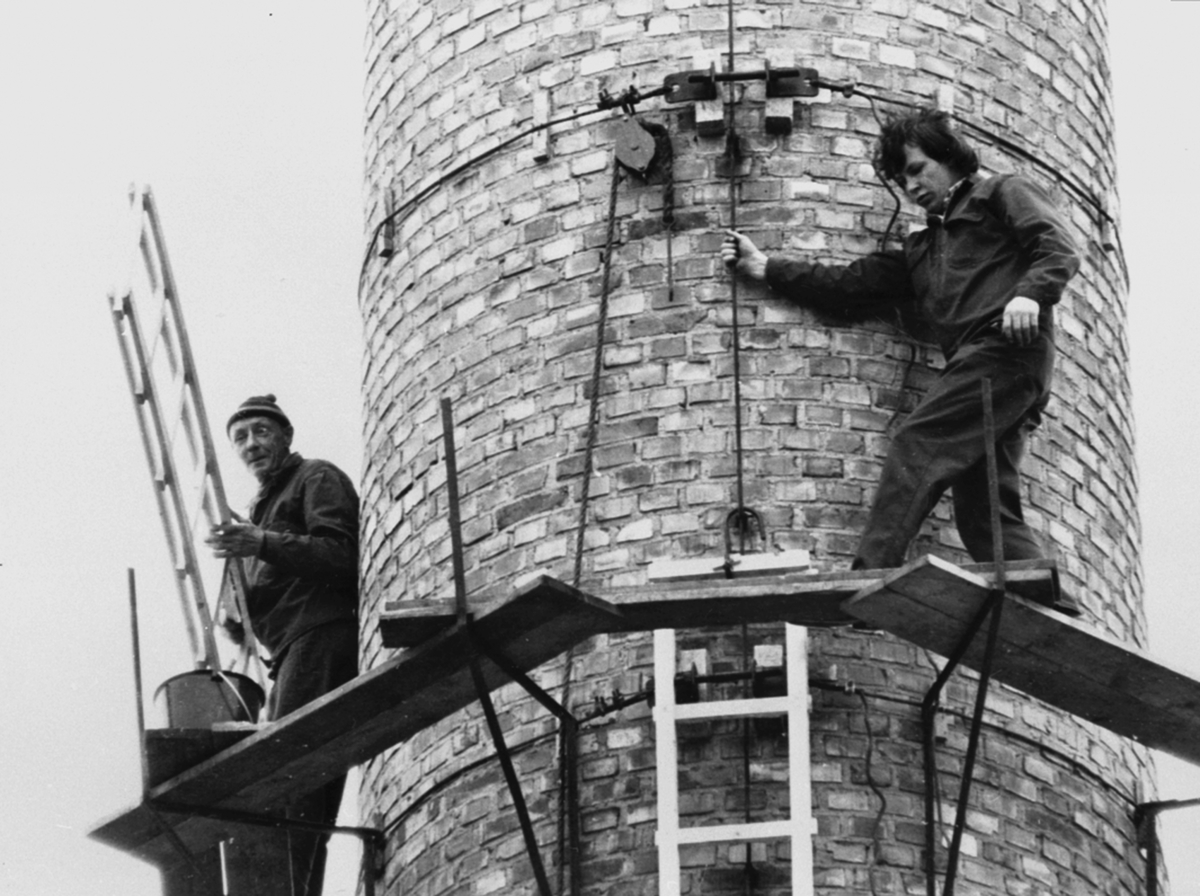 Anno Domkirkeodden, Vedlikeholdsarbeid på fabrikkpipa, 2 murere på stillas, ukjente, fabrikkpipe"Langmopipa" Berger Langmoen A/S, Brumunddal.