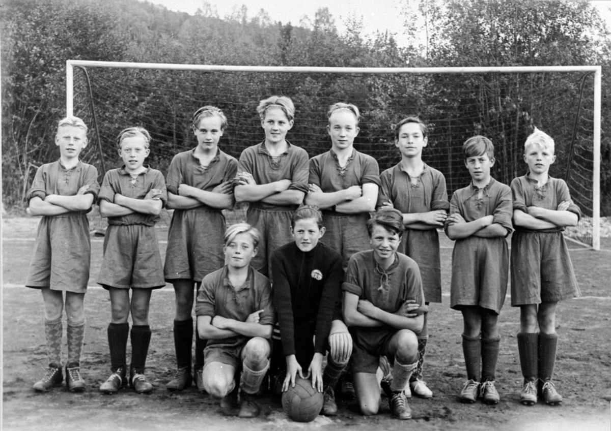 Anno Domkirkeodden, Brumunddal småguttelag i 1948, foran v: A. Hagen, J. Eriksen, R. Rustadbakken, 2 r: M. Elvsveen, B. Lien, E. Bekkevold, B. Hatterud, L. Larsen, A. Ørbakk, S. Hovelstuen, Å. Skaugen.