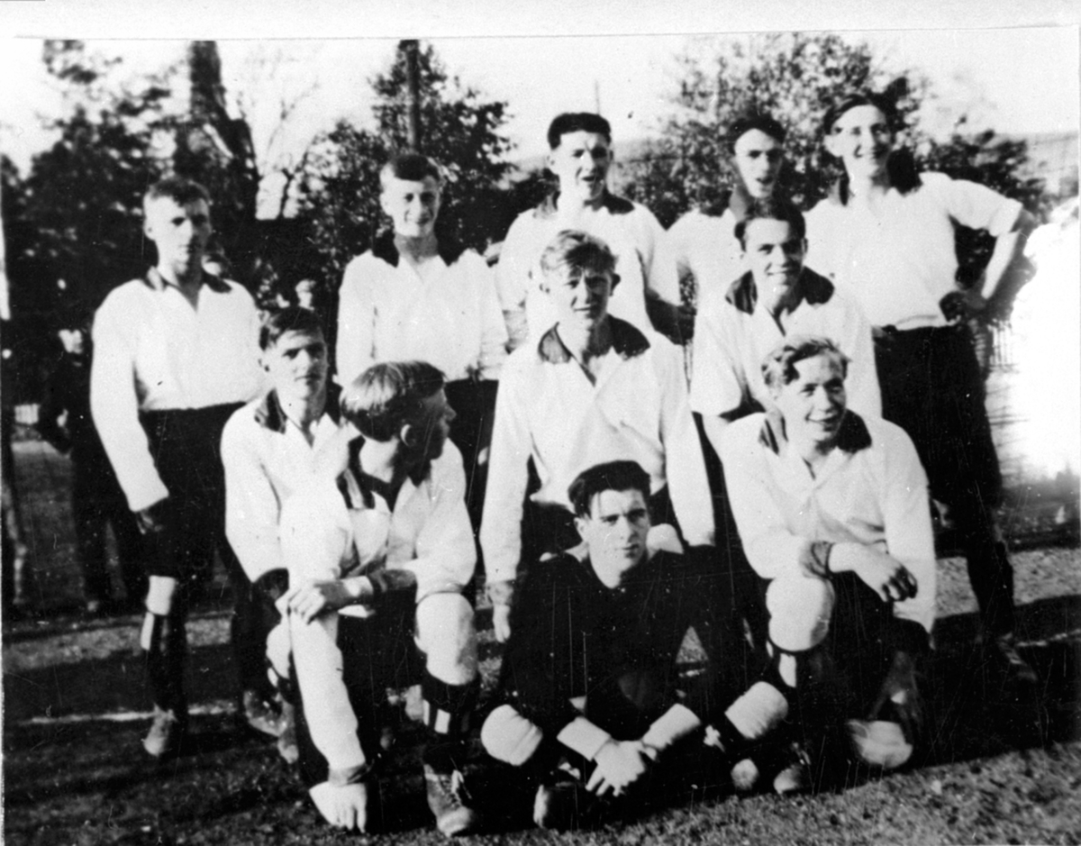 Anno Domkirkeodden, Fotballag, Brumunddal Idrettslag. Fra v: Kr. Furuseth, I. Andersen, B. Pedersen, 2 r: M. Narud, Sv. Wiksmoen, K. Wiksmoen, 3 r: O. Halvorsen, P. Østvold, R. Sandberg, L. Olsen, I. Stensveen.