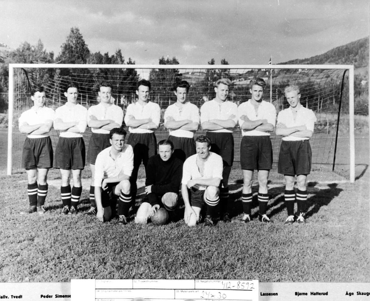 Anno Domkirkeodden, Fotballag, Brumunddal Idrettslag, distriktsmester, 2.divisjon 1953. Fra v: R. Rustadbakken, A. Børkesveen, L. Alfstad, 2 r: H. Tvedt, P. Simensen, A. Alfstad, A. Rustadbakken, R. Hovelstuen, B. Lassesen, B. Hatterud, Å. Skaugen.