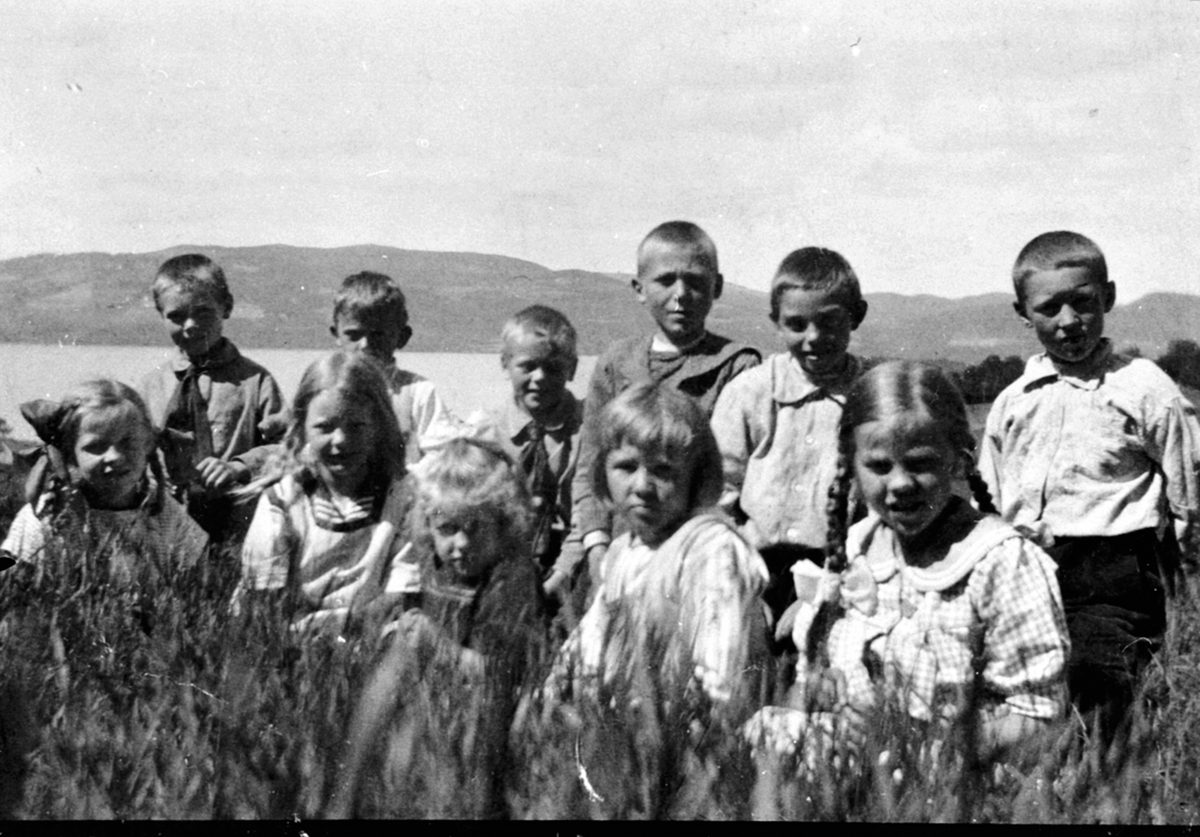 Anno Domkirkeodden, Skoleklasse fra privatskole. Ringsaker lille gård. Fra venstre er Inger Vanheim (født Øhre), Eva Skappel (gift Wik), Erna Øhre (gift Fretheim), Alfhild Windju, Ellen Øhre. Rekke to er Svein Bakke ?, Wilhelm Skappel, Knut Bakke ?, Hans Bjørnstad, Tore Endsby, Ivar Windju.