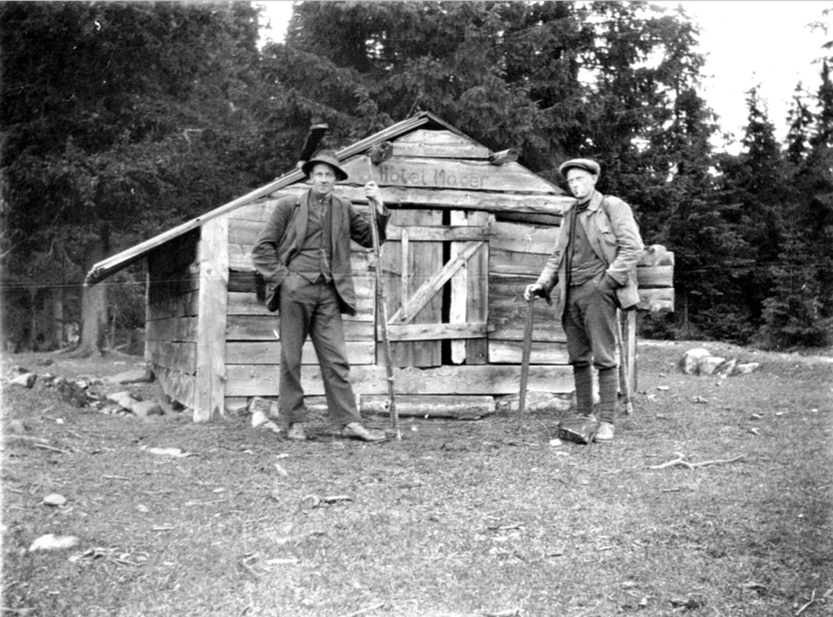 Anno Domkirkeodden, Johs. Solberg og Gustav Hovde foran fiskebu ved Finnøla, ovenfor Engvangen seter, Ringsakerfjellet.