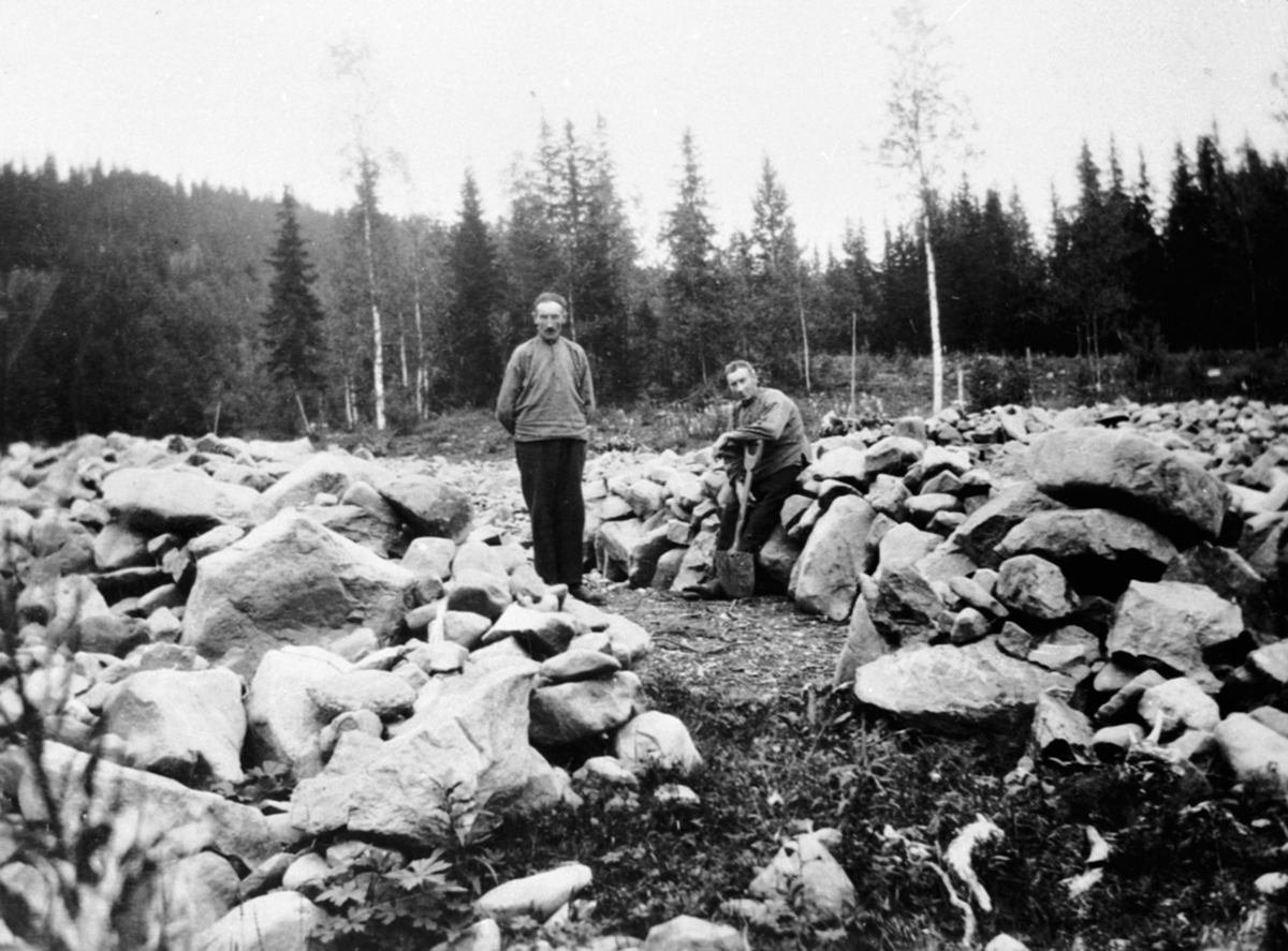 Anno Domkirkeodden, Nyrydding, steinbryting på Åsethagen, Åsmarka, Ringsaker. Nils og Petter Åseth.
