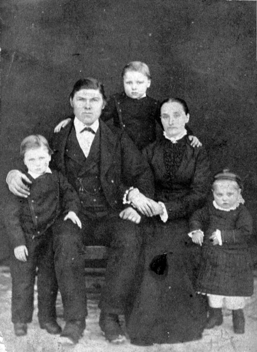 Anno Domkirkeodden, Familien Øveråsen. Fra vesntre Kristian f.1875, Johannes Larsen Øveråsen f. 1846, Lars f.1877, Maria Christiansdatter Øveråsen f.1850, Anna Øveråsen f.1880. Åsmarka, Ringsaker.