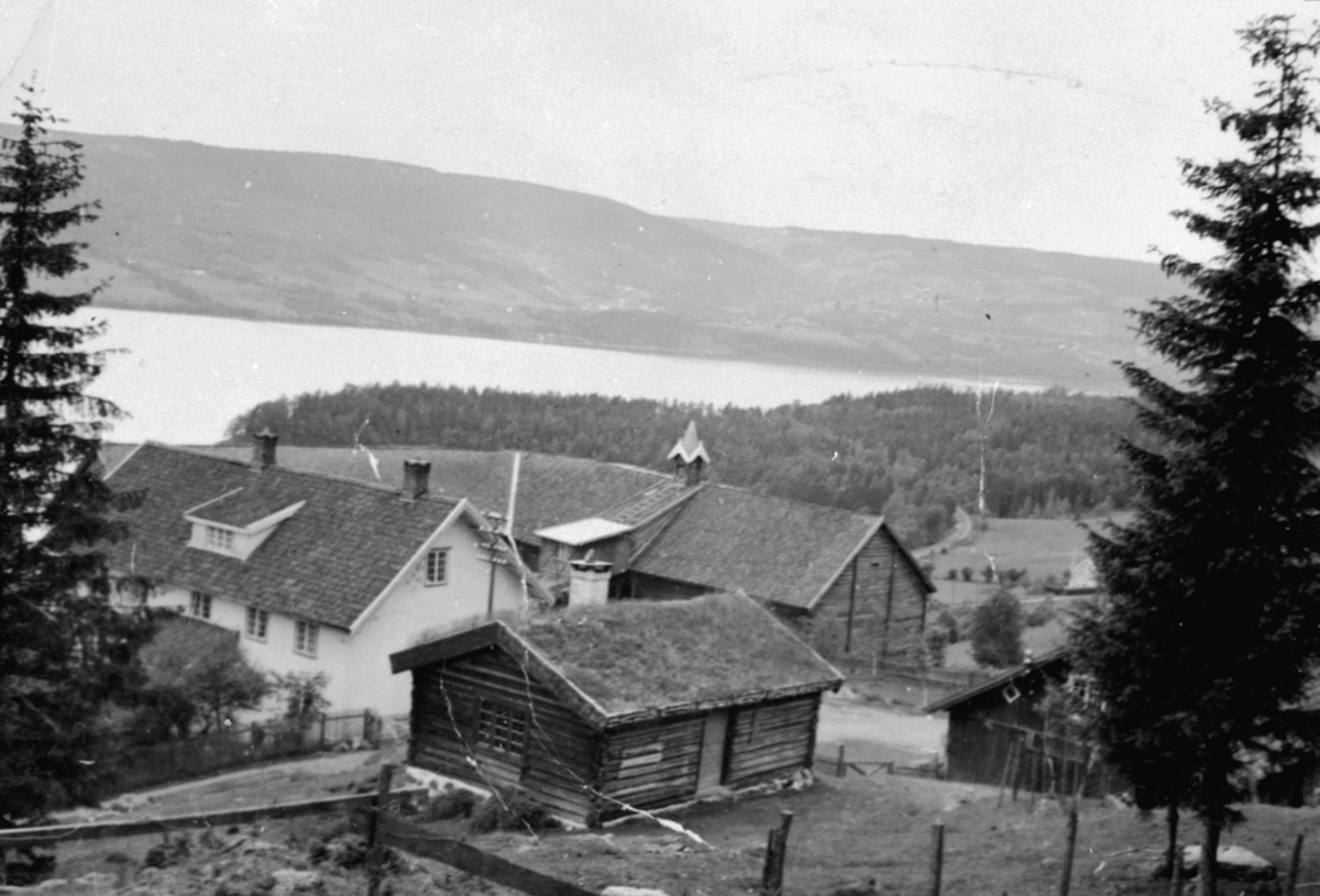Anno Domkirkeodden, Gardstunet på Freng nordre, husmannsplassen Sjåheim i forgrunnen ble flytte ned til gården i 1929. Brøttum prestegård fra 1937.