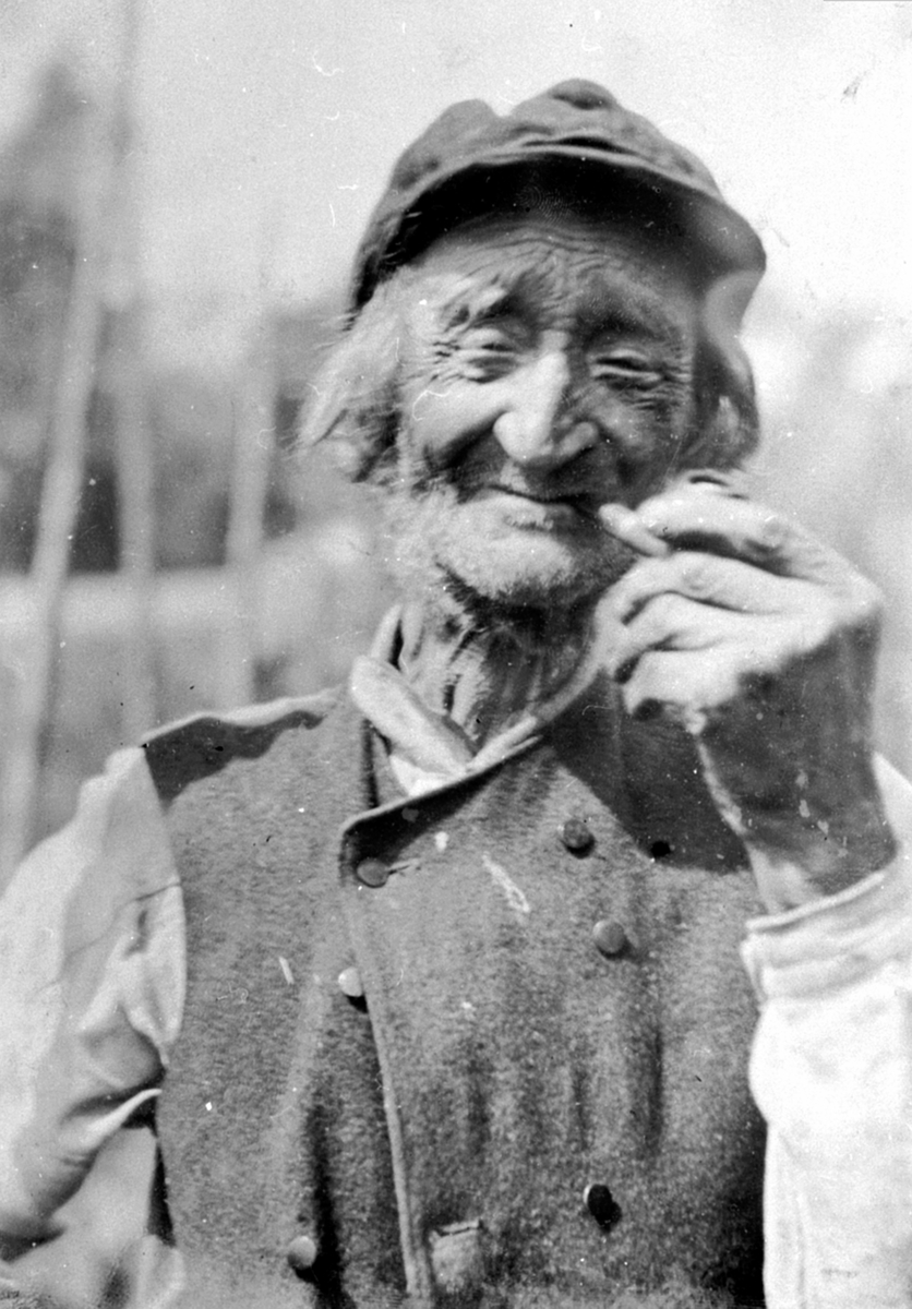 Anno Domkirkeodden, Portrett av mann med pipe, bror av Andreas Jacobsen Olsen Brenden, Afseth, Brøttum, Ringsaker.