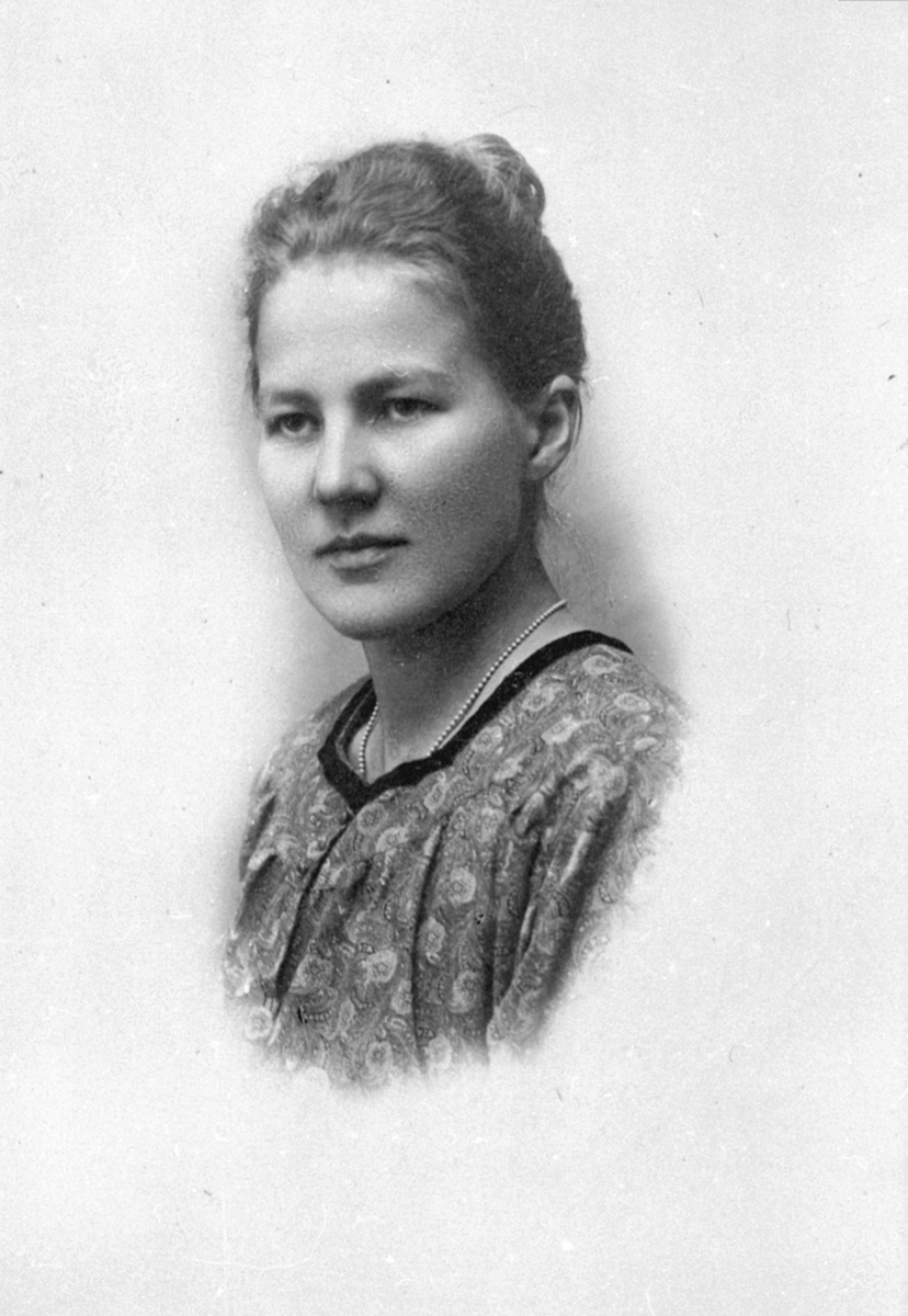 Anno Domkirkeodden, Portrett, Gudrun Skjeseth f. Myhre (1896-1984), Berg østre, Ringsaker.