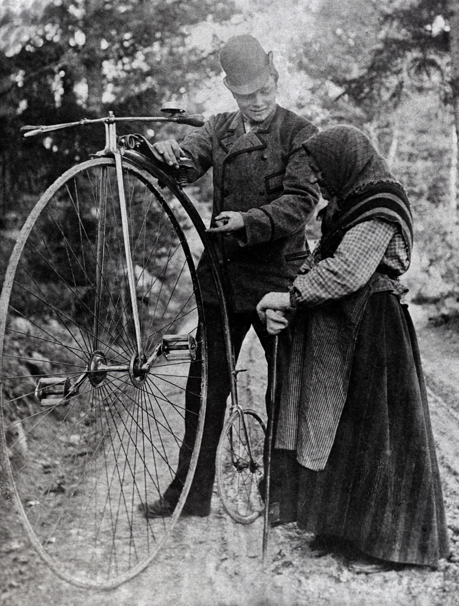 Anno Domkirkeodden, Johs. Alhaug med velociped (veltepetter) sykkel, Berte, en gammel dame ser på, Stafsberg, Furnes, Ringsaker.