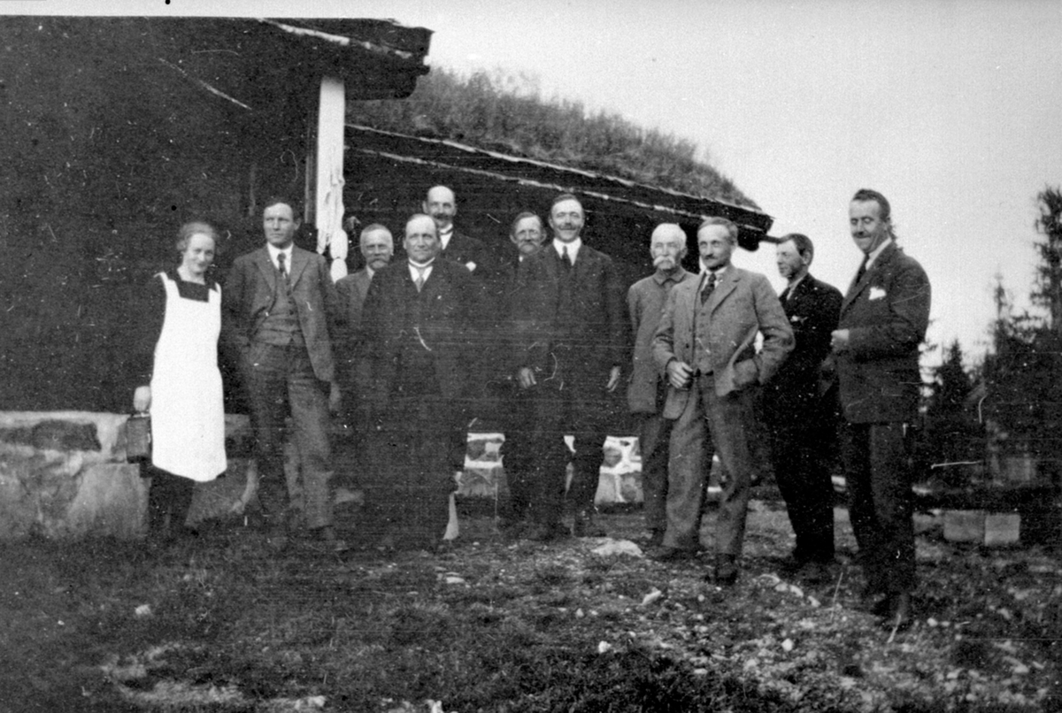 Anno Domkirkeodden, Almenningsbefaring, foran størhus. Fra venstre 2 er Johannes Herberg, 3 Jørgen Øhre, 4 Karl Røhrsveen, 7 Halvor Røhr, 9 Even Torud, 10 Iver Heramb, 11 Ole Samsahl.