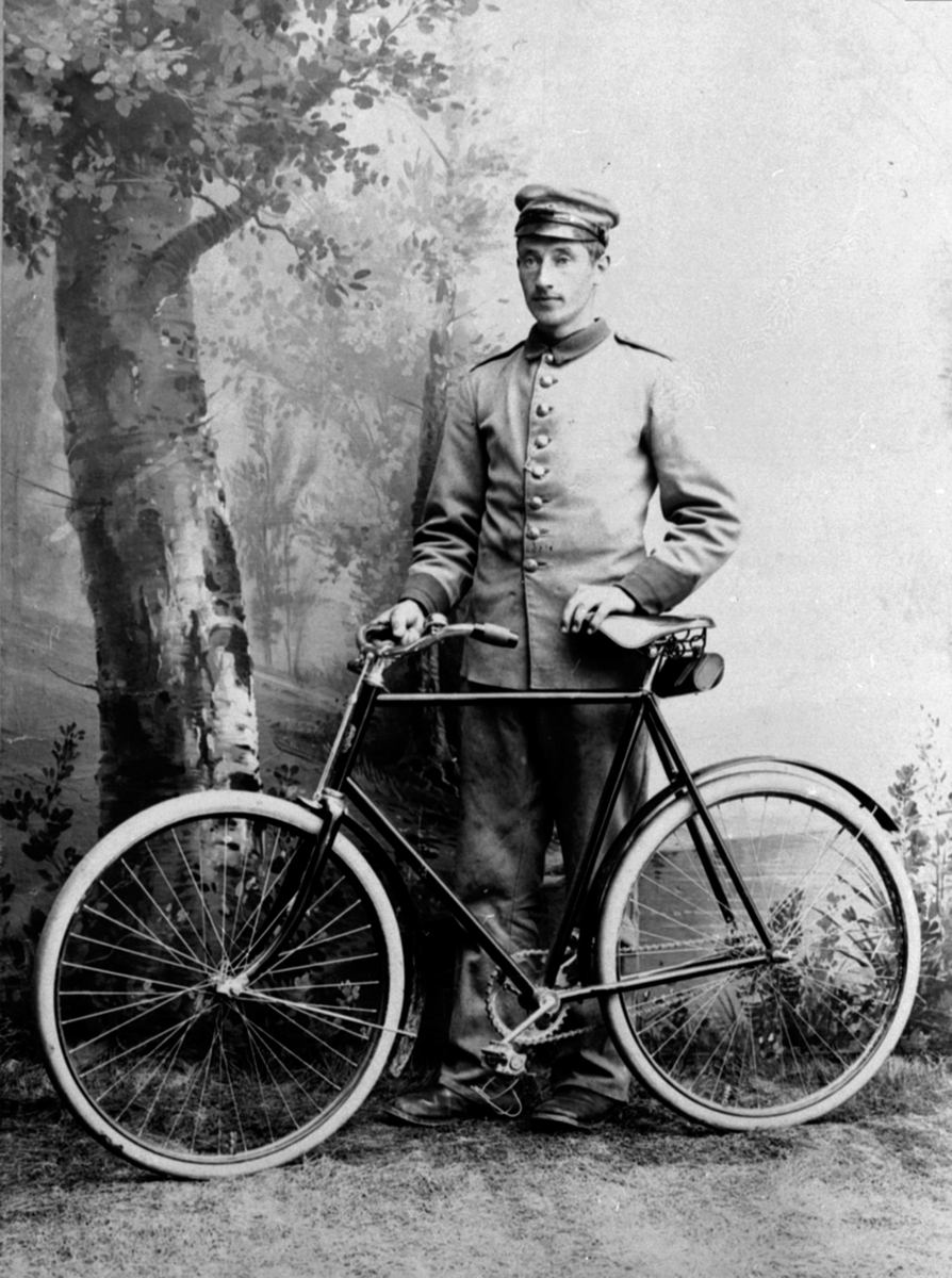 Anno Domkirkeodden, Selvportrett, fotograf Simen Baardseth (1878-1951) i militæruniform med sykkel. Simen i militæruniform modell 1888 - 1894. Bårdseth nedre, Næroset, Ringsaker.