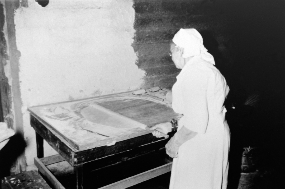 Anno Domkirkeodden, Lovise Durendal baker flatbrød, bakstebord, bryggerhus, Ringsaker.