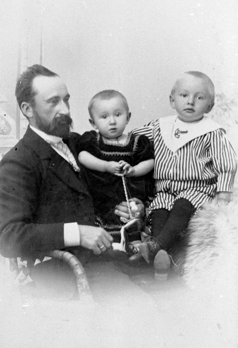 Anno Domkirkeodden, Kjøpmann Chr. Fossen (1860-28.1.1939), med 2 barn. Marie Fossen f.2.7.1899, Johannes f.21.3.1897. Fagernes, Næroset, Ringsaker.