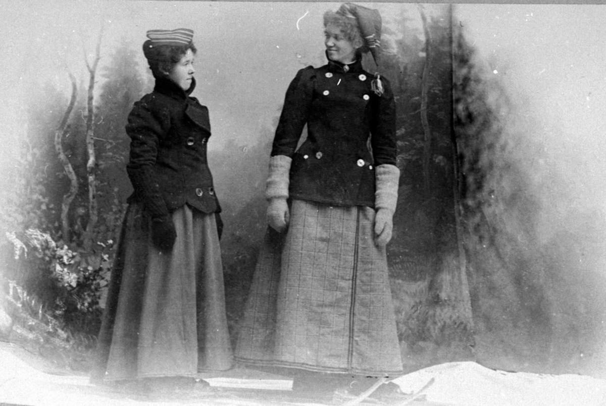 Anno Domkirkeodden, Anna Aspelund født Ambli og Emma Moen født Pedersen, 11.2.1879, Næroset, Ringsaker.