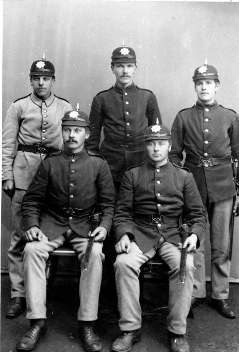 Anno Domkirkeodden, Soldater i uniform. Grensevakter i 1905. Foran venstre er handelsbetjent Ole Olsen, lærer Ole Tangen, Næroset, Ringsaker.