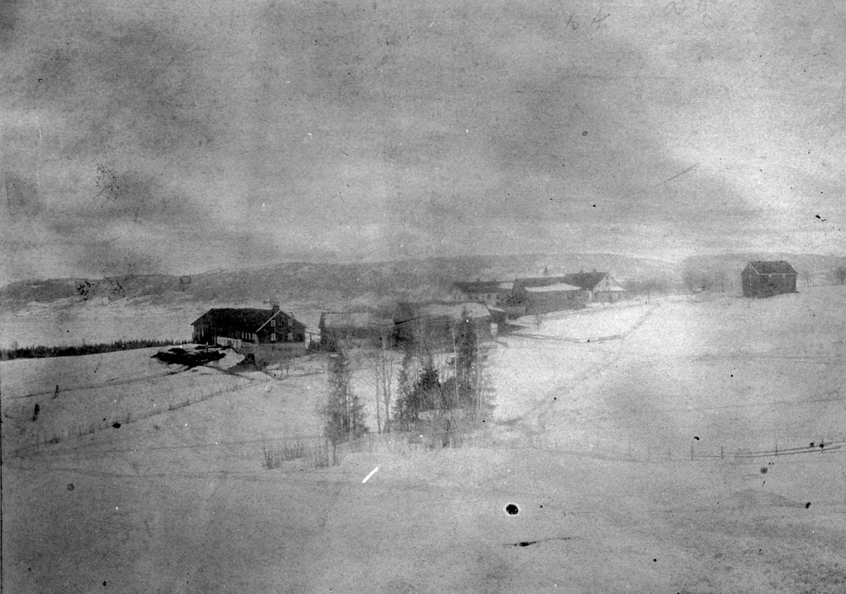 Anno Domkirkeodden, Eik, Helgøya med Mjøsa og Skreia i bakrunnen, Gamlelåven og grisehus som brant i 1952 i forgrunnen.