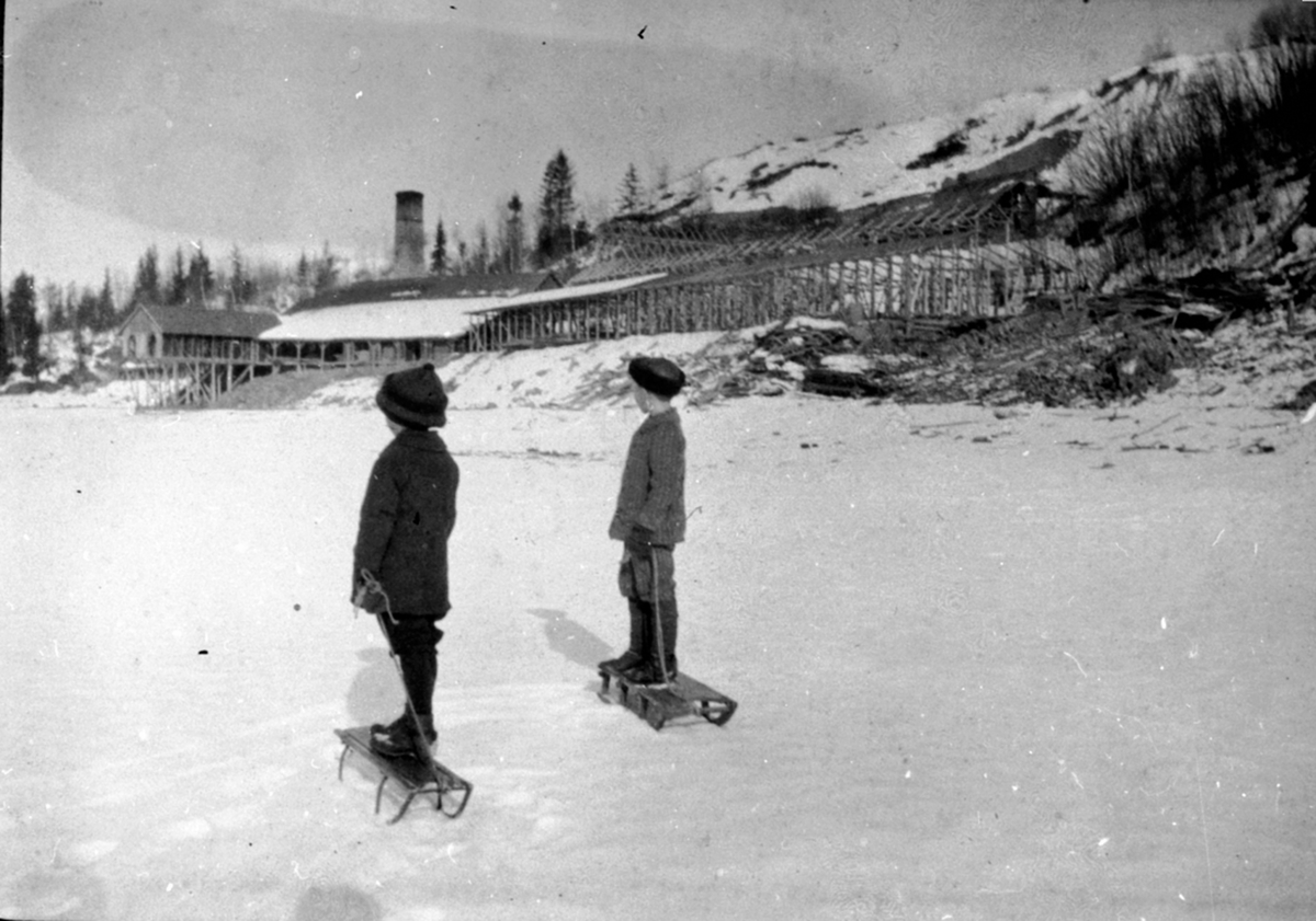 Anno Domkirkeodden, Sendstad teglverk sett fra Mjøsisen. 2 gutter med kjelker. Nes, Hedmark.