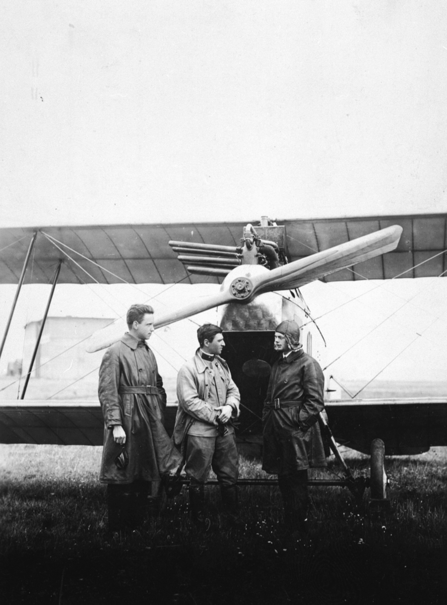 Anno Domkirkeodden, 3 piloter foran fly. Leif Lier og Rolf Berg. Odden/Framnes, Helgøya. Austrian Brandenburg B. I, Mercedes 100 hp,, Asboth propeller