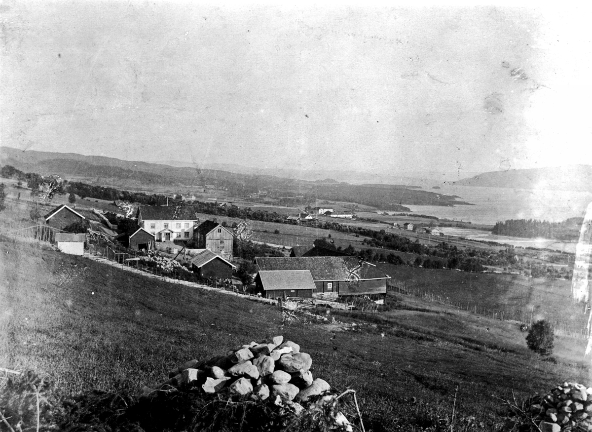 Anno Domkirkeodden, Eksteriør. Kjos gård, Ring, Ringsaker. Hovedbygning, føderådsbygning,stabbur, badehus, skåle, hønsehus, grisehus, stall, låve, fjøs.