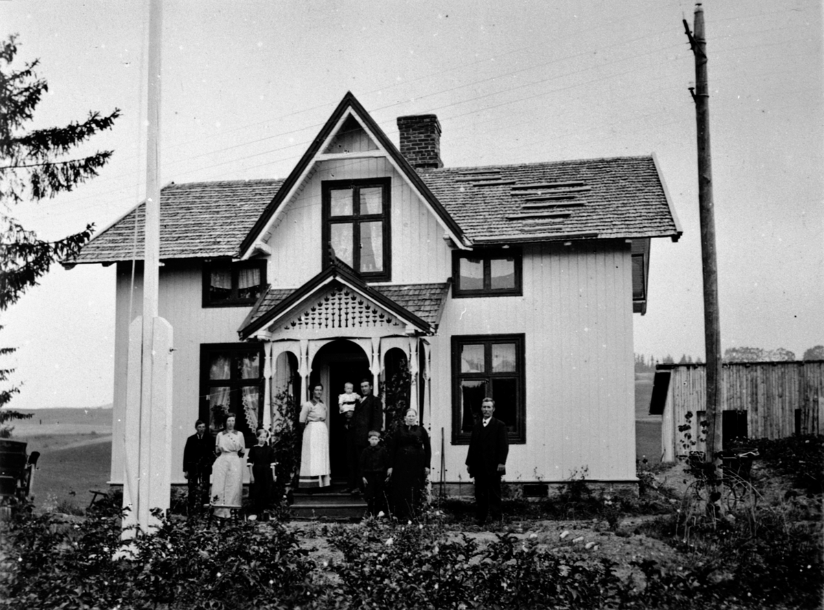 Anno Domkirkeodden, Eksteriør, Haugli ved Eriksrud, Åshøgdavegen. Familien Haugli. Fra venstre er Johan, Olava, Magna, Karen, Lars, Magne, Johanne og Anders.