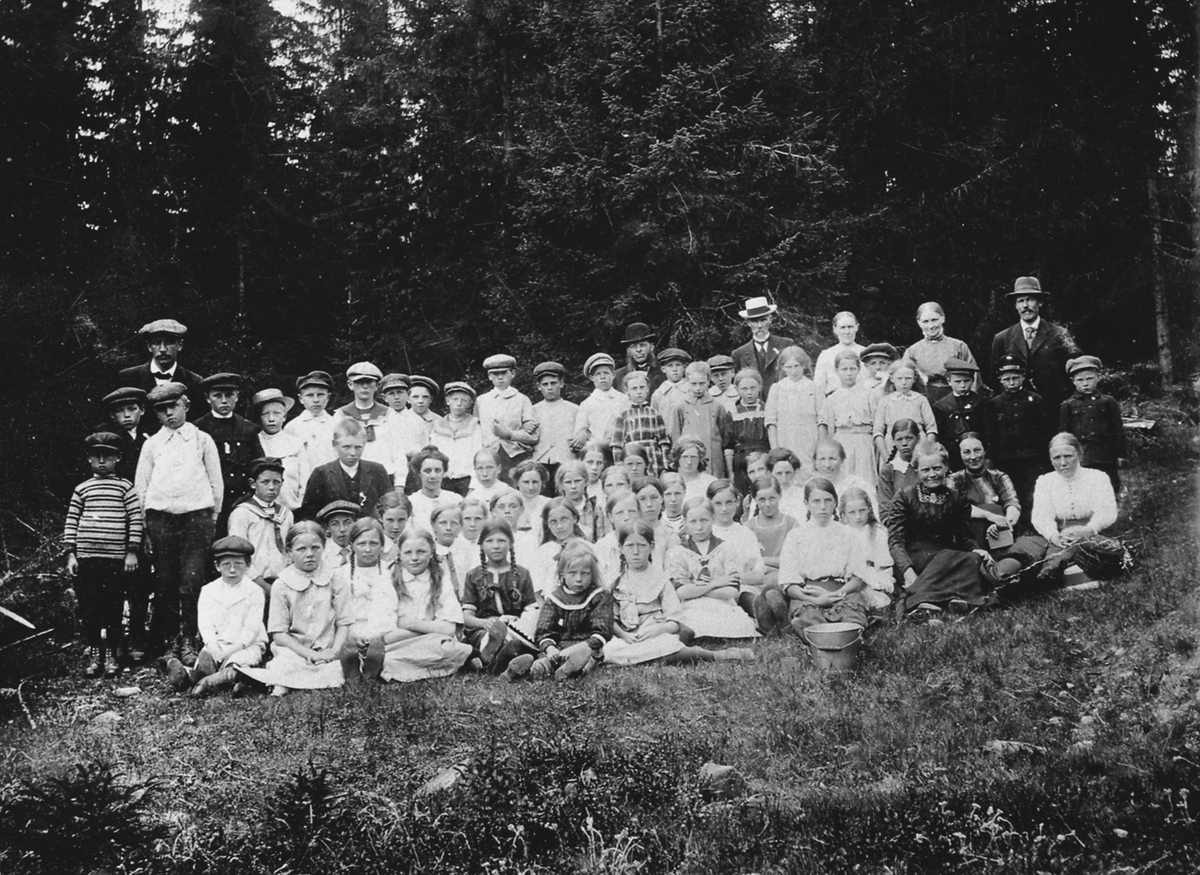 Anno Domkirkeodden, Stor gruppe barn og voksne. Søndagskolen på Kirkekretsen, Veldre, Ringsaker. Tur til Maihaugen, Lillehammer. Foran til høyre er Oline Ruud, Sara Svendsen.