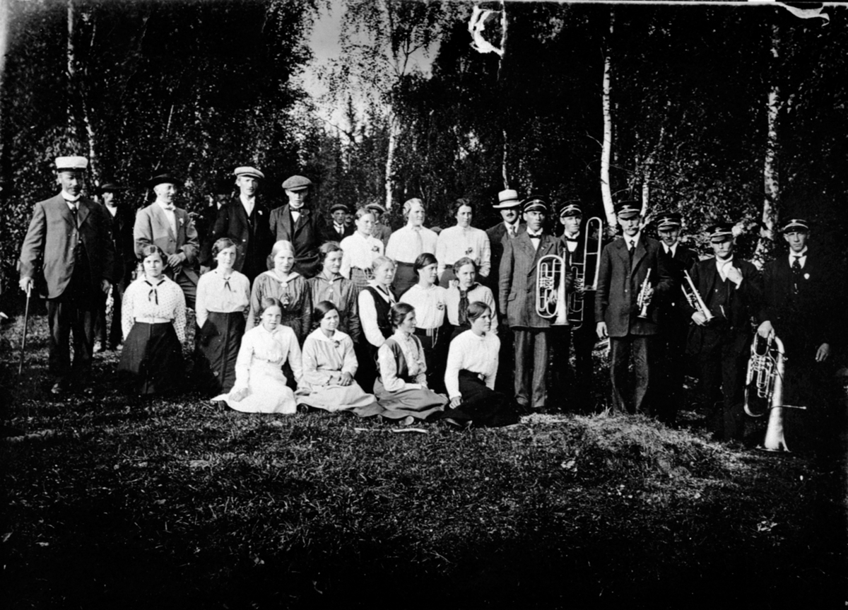 Anno Domkirkeodden, Nordaasen musikforening med instrumenter og Hemmakoret. Musikere i Nordaasen er fra høyre, Mathias Berger,Julius Harilstad, Karinus Bakkerud, Petter Mausethagen, Johan Glorud og Trygve Sortungstad. Dette bildet skal være tatt rundt St.hans 1915.