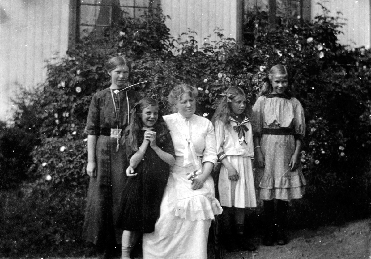 Anno Domkirkeodden, Kjersti Storlien, Astrid Sølvsberg gift Glestad, Mimmi Løken, Louise Sølvsberg, Alberta Sigstad f.1868, Løken østre, Veldre, Ringsaker.