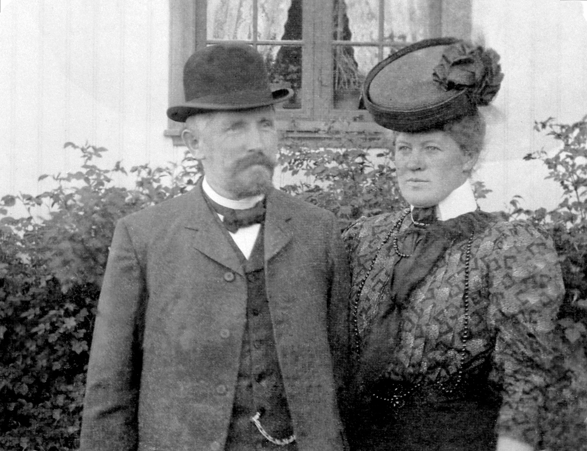 Anno Domkirkeodden, Ektepar. Ole Løken f.1860 og Mimi Vilhelmine Antonette Løken f.1876. Løken østre, Veldre, Ringsaker.