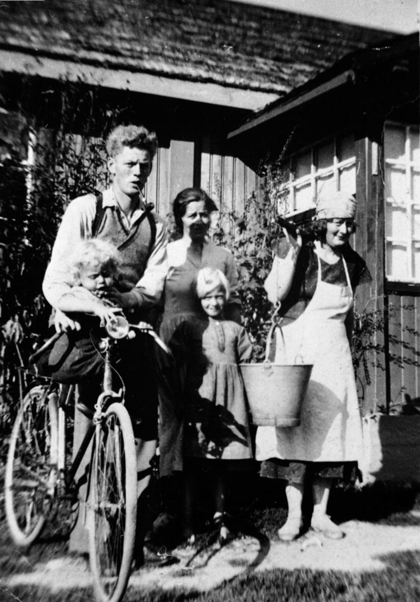Anno Domkirkeodden, Gruppe voksne og barn. Fra venstre er Hans Strøm, Signe Strøm, Anne Marie Strøm, Ågot Strøm med vassela, barn på sykkel er Per Skaugen. Ottersrudbakken, Veldre, Ringsaker.