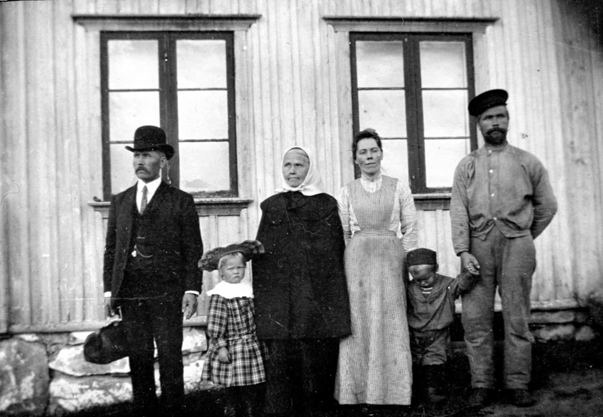 Anno Domkirkeodden, Voksne og barn på Hemma nordre, Brøttum, Ringsaker. Fra venstre er Lars Hemma, ukjent, Kristine Hemma f.1836, Marie Hemma f.1874, Simen Hemma f.1898, Andreas Hemma f.1866.