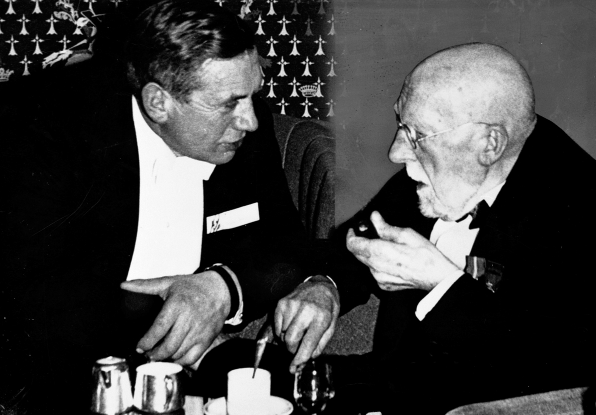 Anno Domkirkeodden, Kunstneren Johan Nordhagen fra Veldre, Ringsaker på sin 100-årsdag, sammen med Lars Storlien. KNA-hotellet, Oslo.